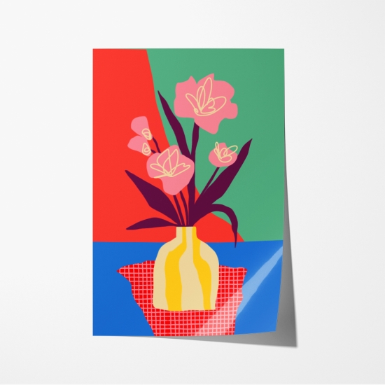 Poster de um vaso amarelo com flores com pétalas cor-de-rosa sobre uma superfície azul. O fundo é dividido em dois blocos de cor teal e vermelho. 6